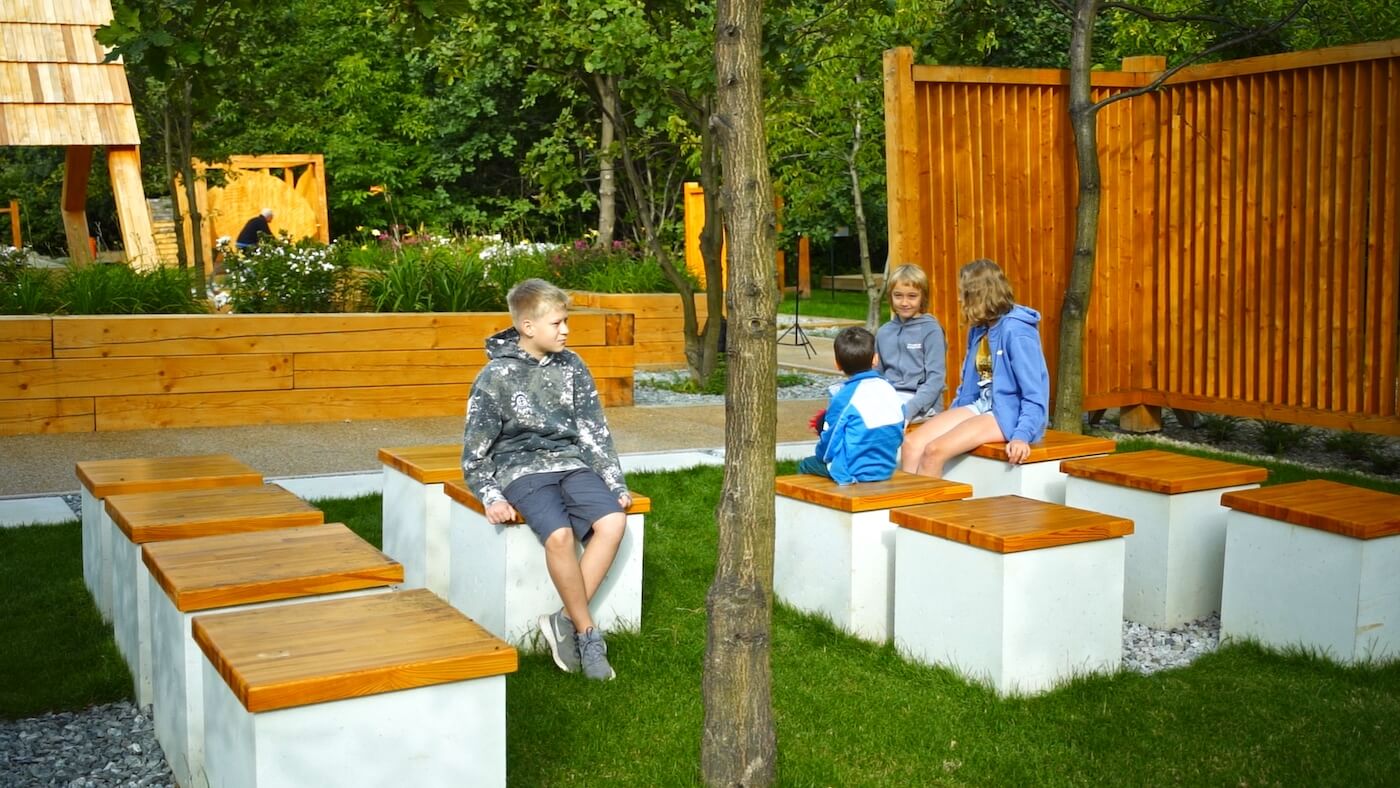 Bielsko-Biała Lasek Bathelta, ogród z drewnianą małą architekturą