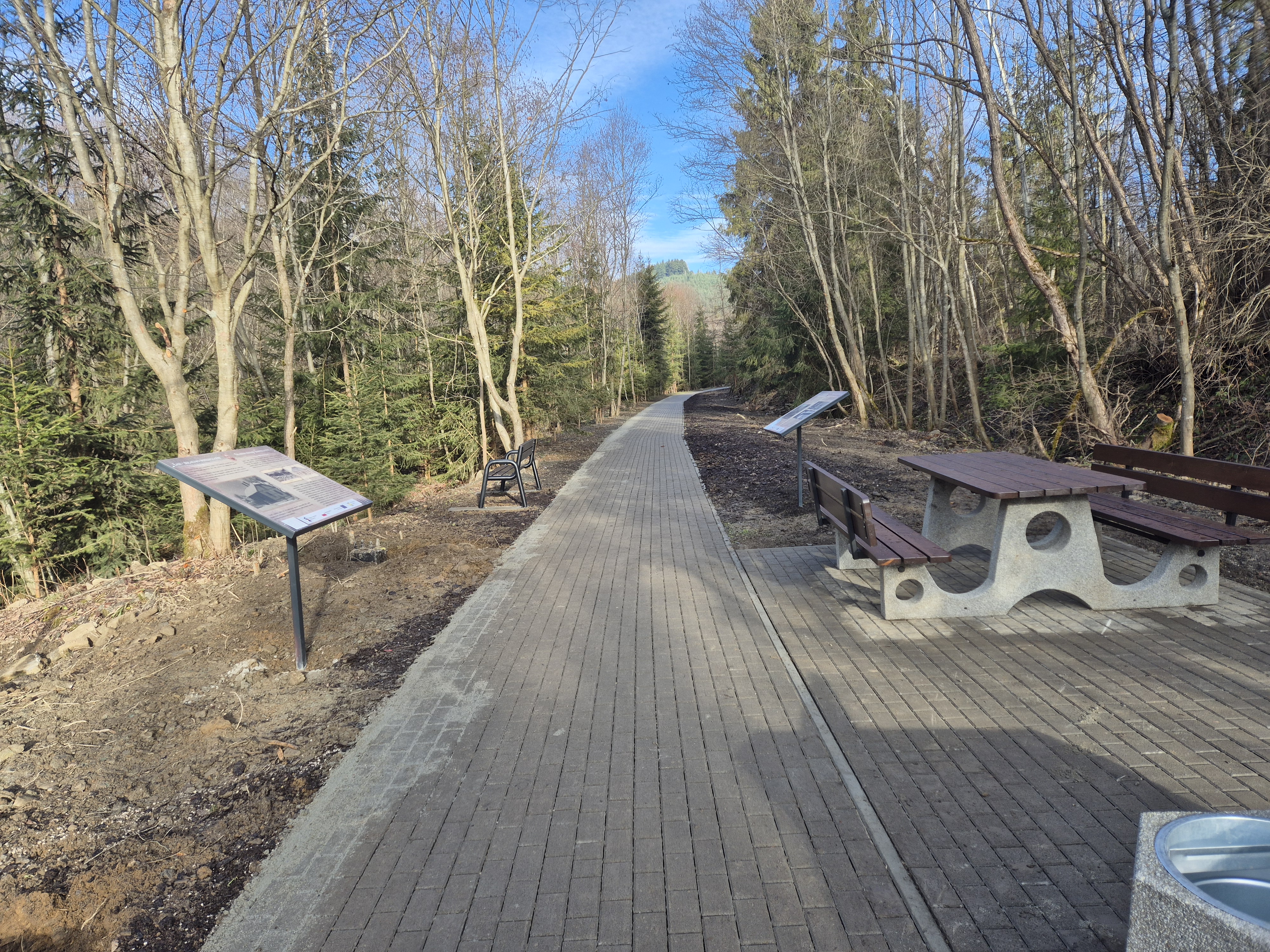 Fotografia przestawia fragment zrealizowanej ścieżki historycznej prowadzącej do zabytkowej leśniczówki w Złatnej
