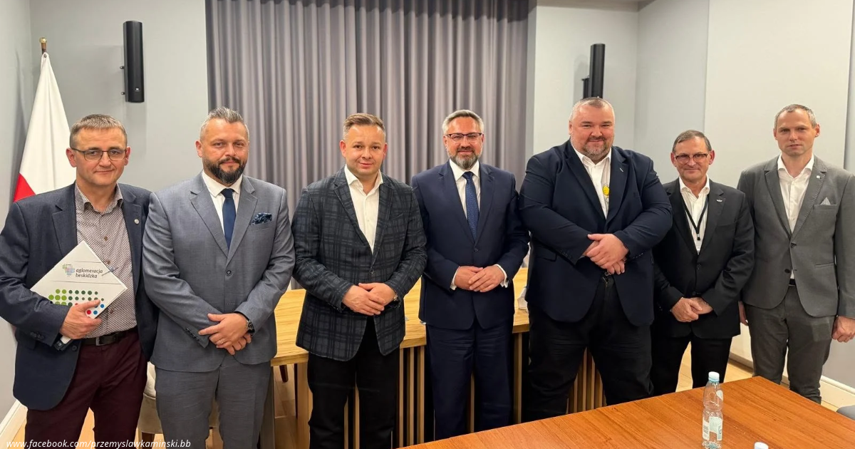  Wśród uczestników znaleźli się m.in. Mirosław Suchoń – Poseł na Sejm RP i Przewodniczący sejmowej Komisji Infrastruktury, Przemysław Koperski – Podsekretarz stanu w Ministerstwie Infrastruktury, a także Krzysztof Waszkiewicz – Członek Zarządu PKP PLK S.A. ds. utrzymania infrastruktury. Stronę samorządową reprezentowali: Przemysław Kamiński – Zastępca Prezydenta Miasta Bielska-Białej, Adam Gajda – dyrektor Departamentu Transportu Publicznego w Urzędzie Marszałkowskim Województwa Śląskiego, Patryk Owcarz – dyrektor Miejskiego Zarządu Dróg w Bielsku-Białej oraz Paweł Niklewicz – dyrektor biura Stowarzyszenia Aglomeracja Beskidzka.